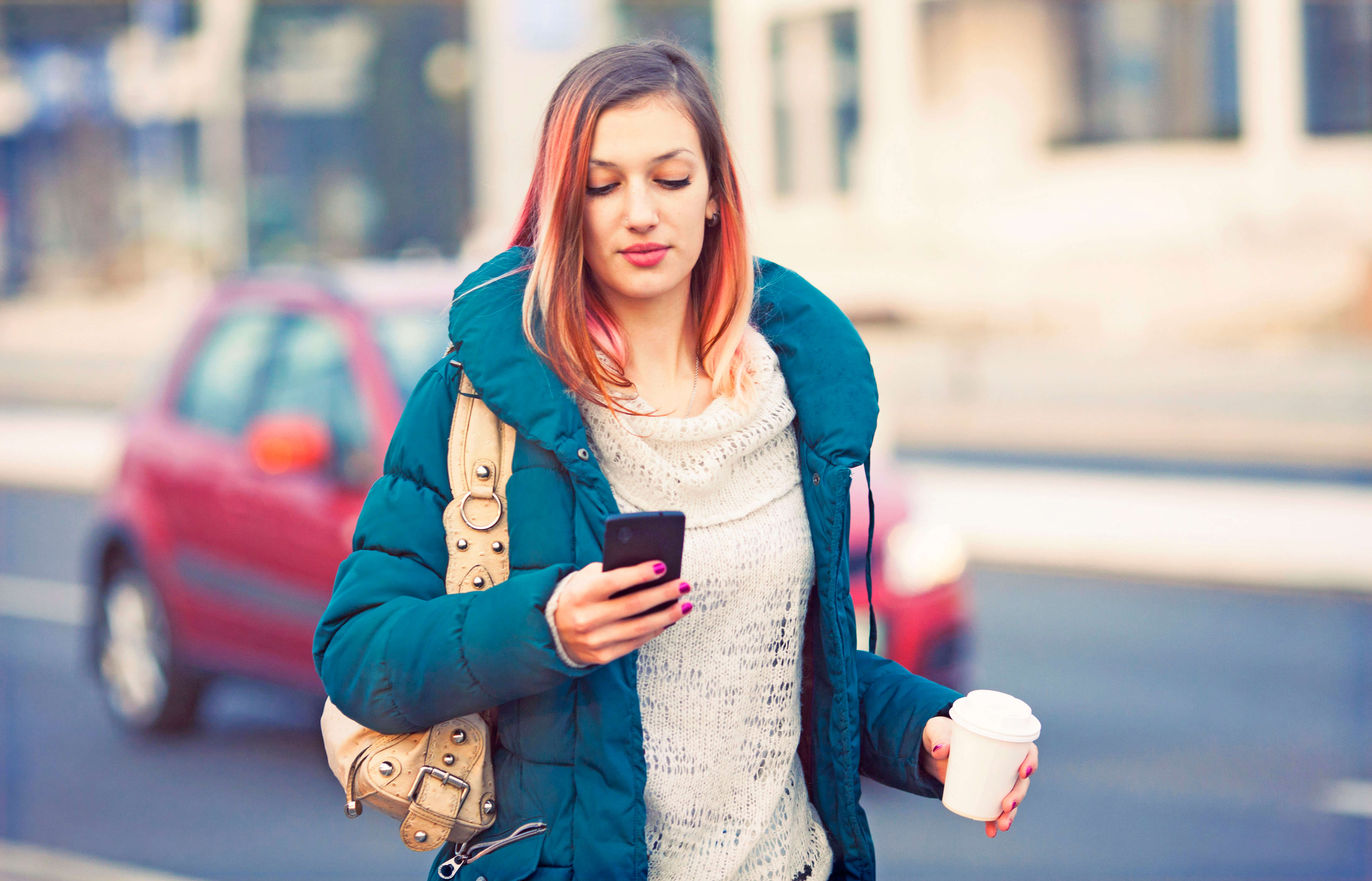 Fußgänger mit Smartphones gefährden Straßenverkehr